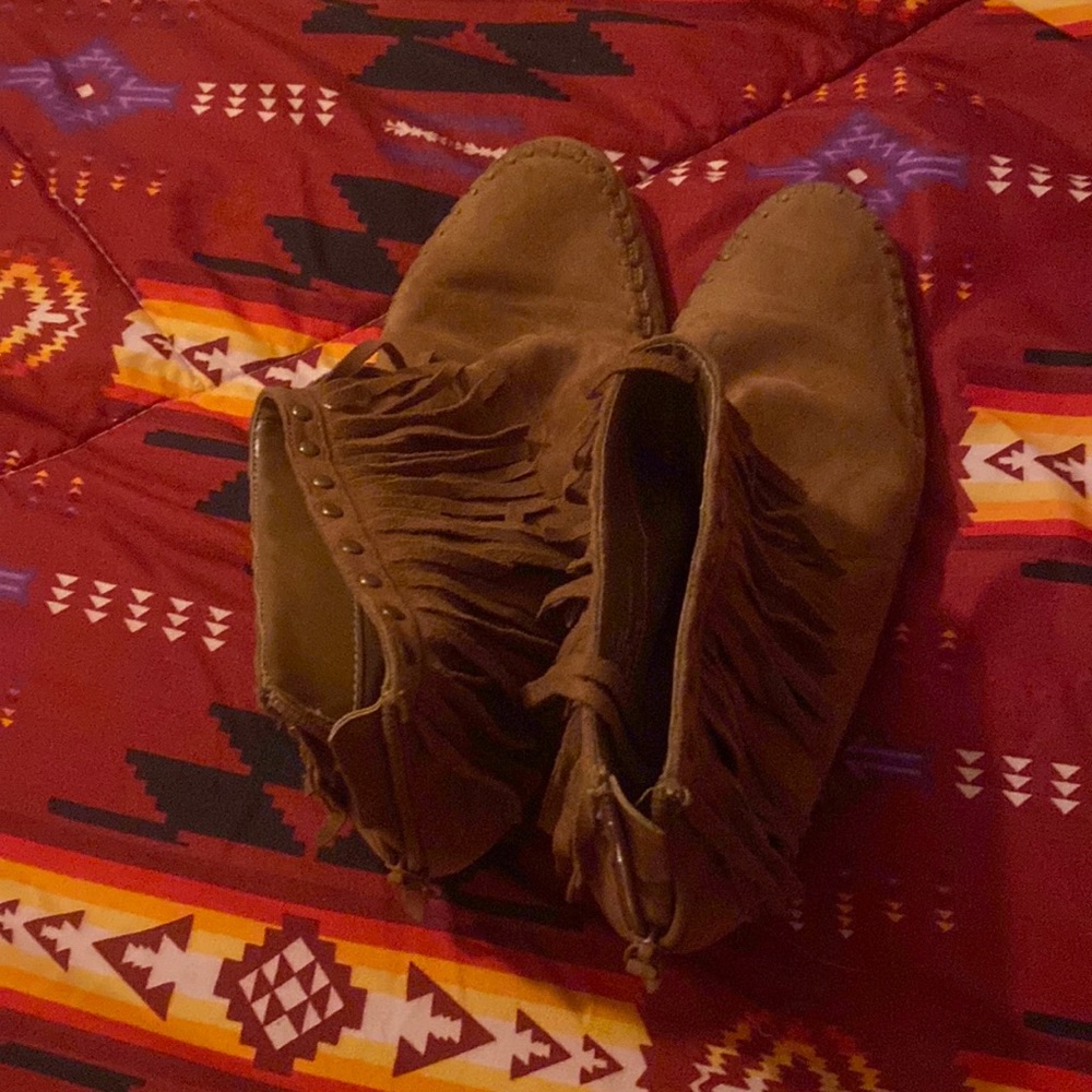 These heels and a size 9.5 and the brand is Arizona there really cute